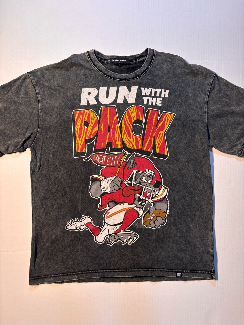 Made Mobb Kansas City Chiefs Run With The Pack Wolf NFL Streetwear Tshirt Sz L
